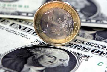 Νέο ιστορικό χαμηλό ρεκόρ του δολαρίου έναντι του ευρώ