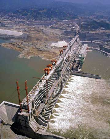 <i>Το Φράγμα των Τριών Φαραγγιών, η μεγαλύτερη υδροηλεκτρική εγκατάσταση του κόσμου</i>