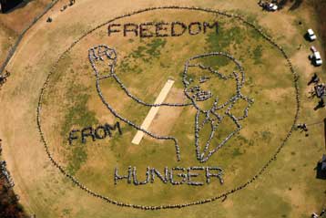 Χιλιάδες παιδιά στη Νότια Αφρική «ζωγραφίζουν» το πορτρέτο του Νέλσον Μαντέλα