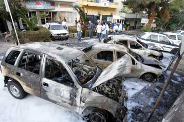 Επίθεση κουκουλοφόρων στο Αστυνομικό Τμήμα Περάματος