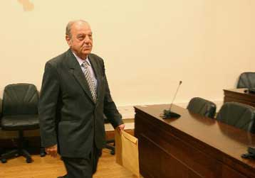 Στα «χαρακώματα» κυβέρνηση-αντιπολίτευση για την παύση Ζορμπά