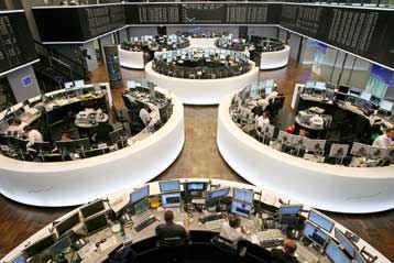 Κέρδη στο κλείσιμο μίας ταραχώδους εβδομάδας για τις αγορές