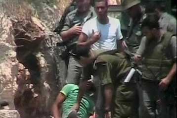 Γυρίζει τον κόσμο βίντεο με Ισραηλινό στρατιώτη να πυροβολεί Παλαιστίνιο συλληφθέντα