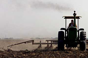 «Τις επόμενες ημέρες» η επιστροφή φόρου για το αγροτικό πετρέλαιο, λέει το ΥΠΟΙΟ