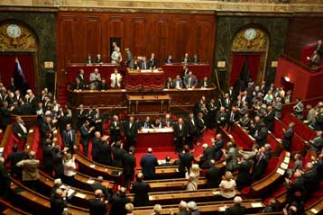 Οριακά εγκρίθηκε η συνταγματική αναθεώρηση του Σαρκοζί