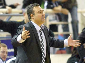 Ο Φλεβαράκης αναλαμβάνει να φτιάξει τη νέα ΑΕΚ