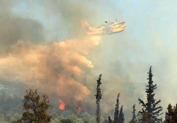 Σε κατάσταση εκτάκτου ανάγκης η νότια Ρόδος, λόγω μεγάλης πυρκαγιάς