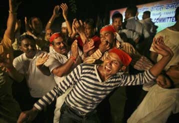 Ψήφο εμπιστοσύνης στην κυβέρνηση της Ινδίας, με καταγγελίες για εξαγορά βουλευτών