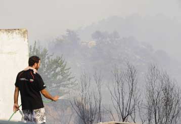 Τρίτη μέρα πύρινης πολιορκίας για το χωριό Λάερμα στη Ρόδο