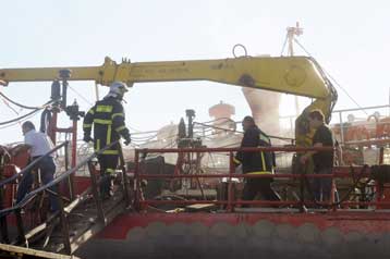 Oργή για τους οκτώ νεκρούς από την έκρηξη σε δεξαμενόπλοιο στο Πέραμα