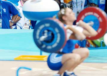 Χρυσά και ρεκόρ από την 17χρονη Μαυρίδου στο ευρωπαϊκό άρσης βαρών