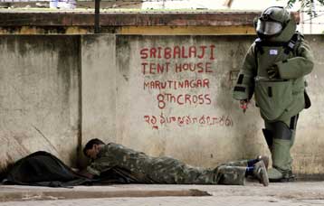 Μπαράζ εκρήξεων συντάραξε την πόλη Αχμενταμπάντ της Ινδίας