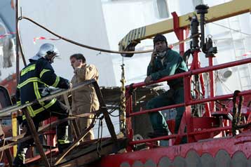 Αναζητώνται τα αίτια για το πολύνεκρο εργατικό δυστύχημα στο Πέραμα