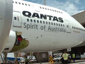 Σε έκρηξη φιάλης οξυγόνου αποδίδεται η τρύπα στο αεροσκάφος της Qantas