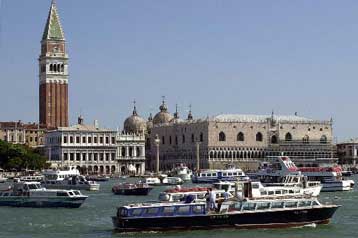 Ανατροπή τουριστικού λεωφορείου κοντά στη Βενετία με 56 τραυματίες