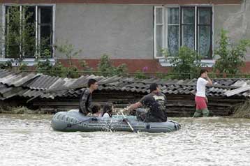 Νεκροί και τεράστιες καταστροφές από πλημμύρες στην ανατολική Ευρώπη