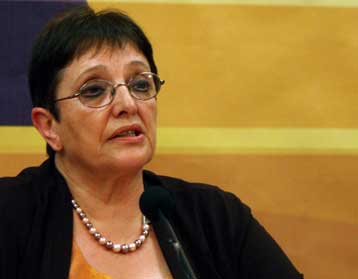 Κανένα όφελος για το λαό από τα σενάρια συνεργασίας, λέει η Αλ.Παπαρήγα