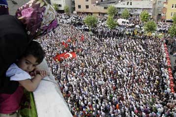 Οργή για τις βόμβες, επιδρομές κατά PKK και δικαστικό δράμα στην Τουρκία