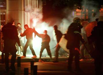 Συγκρούσεις στο Βελιγράδι, εν αναμονή της ένστασης για την έκδοση Κάρατζιτς