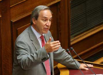 Διαξιφισμοί στη Βουλή για ΔΕΚΟ και Αρχή κατά του «μαύρου χρήματος»