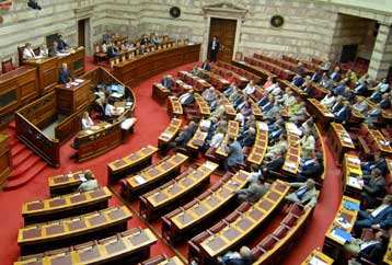 Μάχη στη Βουλή για το «μαύρο χρήμα» και «διορθώσεις» Αλογοσκούφη για ΔΕΚΟ