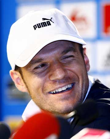 Η… ουρά έμεινε για να μάθει η ΑΕΚ τι θα γίνει με Μπασινά