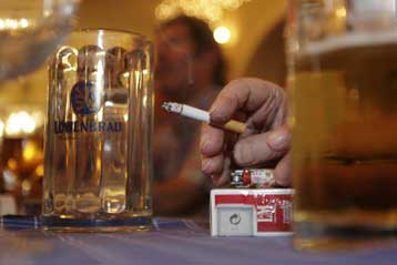 «Αντισυνταγματική» η απαγόρευση του καπνίσματος σε όλα τα μπαρ της Γερμανίας
