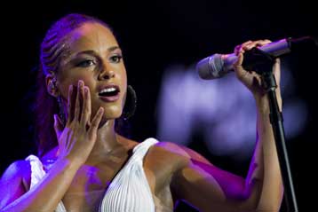 Αλίσια Κις και Τζακ Γουάιτ, το μουσικό δίδυμο για το σάουντρακ του νέου Τζέιμς Μποντ