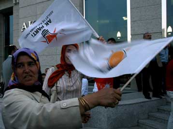 Ικανοποίηση στη διεθνή κοινότητα για τη μη απαγόρευση της λειτουργίας του AKP