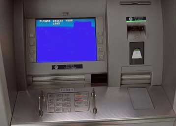 «Ψαλίδι» έως και 50% στις προμήθειες μέσω των ΑΤΜ βάζουν οι τράπεζες