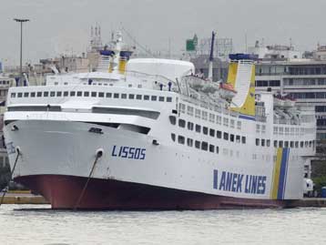 Πρόσκρουση κρουαζιερόπλοιου με επιβατηγό οχηματαγωγό πλοίο στο λιμάνι του Πειραιά