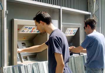 Έπρεπε να επιβληθούν κυρώσεις στις τράπεζες για τις προμήθειες μέσω ΑΤΜ, λέει η ΕΣΕΕ