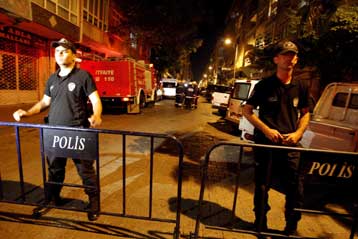 Συλλήψεις υπόπτων για τις αιματηρές επιθέσεις στην Κωνσταντινούπολη