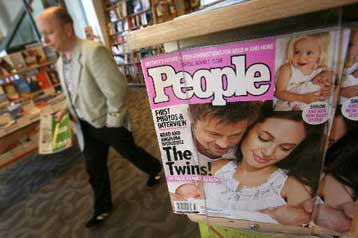 Στη δημοσιότητα οι πρώτες φωτογραφίες των διδύμων του ζεύγους Πιτ-Τζολί