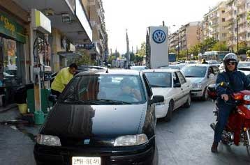 Αυστηροί έλεγχοι για τις τιμές των καυσίμων, συστάσεις στην αγορά για αυτοσυγκράτηση