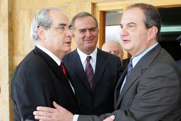 Βολές Μιχαλολιάκου κατά Αλογοσκούφη με αφορμή την απομάκρυνση Ζορμπά