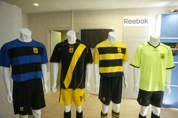 Οι νέες φανέλες «τίτλων» παρουσιάστηκαν από την ΠΑΕ Αρης