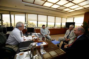 Υπόσχεση για τιμή βενζίνης που θα αντανακλά τις διεθνείς διακυμάνσεις απέσπασε ο ΥΠΑΝ