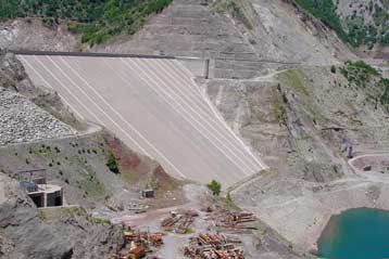 Ώρες αγωνίας έζησαν επτά εργάτες σε σήραγγα του Αχελώου