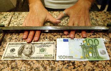 Kάτω από τα 1,55 δολάρια υποχωρεί το ευρώ την Τρίτη