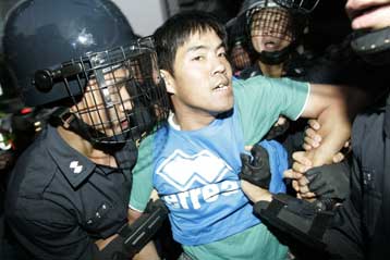 «Θερμή» υποδοχή επιφύλαξε στον Τζορτζ Μπους η φίλη Νότιoς Κορέα