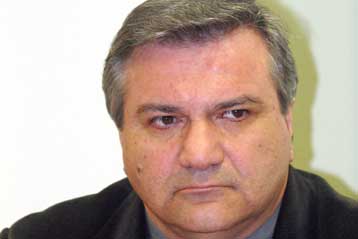 Εκλογικά παιχνίδια «βλέπει» το ΠΑΣΟΚ στη διοικητική μεταρρύθμιση της κυβέρνησης