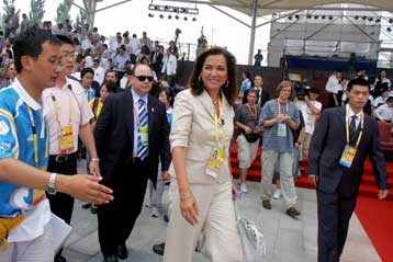 Καθησυχαστική η Ντόρα Μπακογιάννη για ενδεχόμενο πρόκλησης από την ΠΓΔΜ στο Πεκίνο