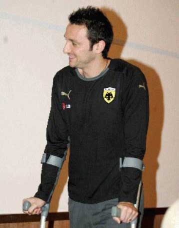 Αντίο «Παπά» στην ΑΕΚ, δύο μήνες έξω ο Μαντούκα