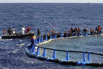 Αβοήθητοι μετανάστες στη μέση του πελάγους ανοιχτά της Λιβύης