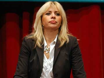 Να επιτραπεί η υιοθεσία σε ανύπαντρα ζευγάρια και μεμονωμένα άτομα ζητά η Αλ.Μουσολίνι