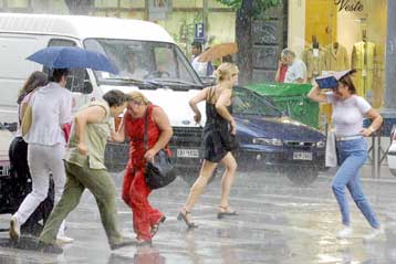 Προβλήματα σε πολλές περιοχές από την καλοκαιρινή μπόρα
