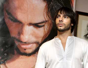 Στην Ελλάδα επιστρέφει ο Χοακίν Κορτές παρέα με τη «Μοναξιά» του