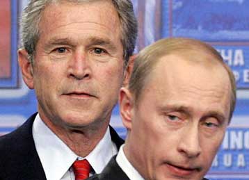 Αντιπαράθεση Πούτιν-Μπους με φόντο τις πολεμικές επιχειρήσεις στον Καύκασο