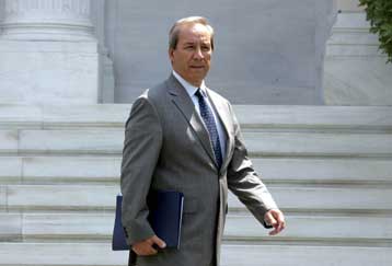 Δυναμισμό της οικονομίας βλέπει η κυβέρνηση, ενδυνάμωση της κρίσης το ΠΑΣΟΚ